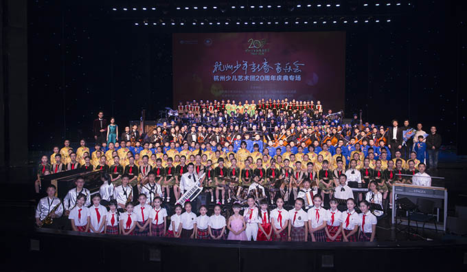 2.新春音乐会20周年演出大合影x.jpg